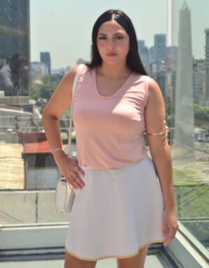 Conjunto Remera rosa - Pollera blanca
